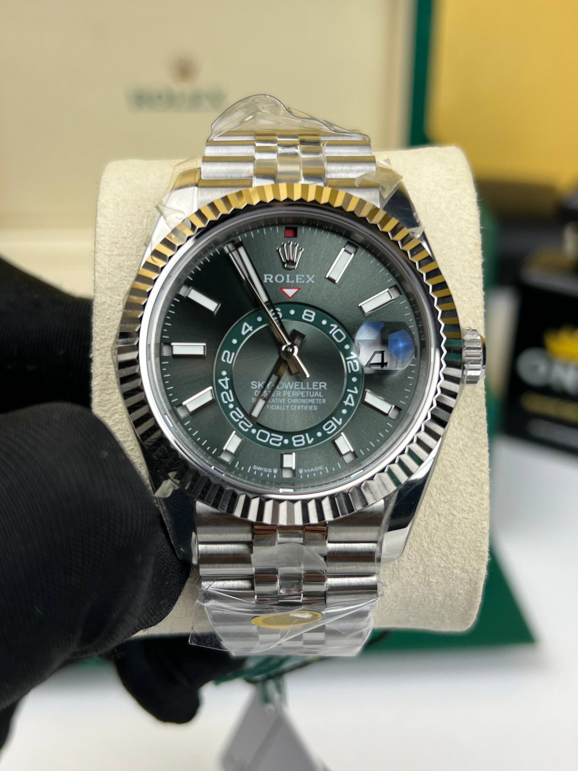 ROLEX腕時計 Rolex Sky-Dweller Mint Green Dial 42mm - Swiss Movement - Onyx Store